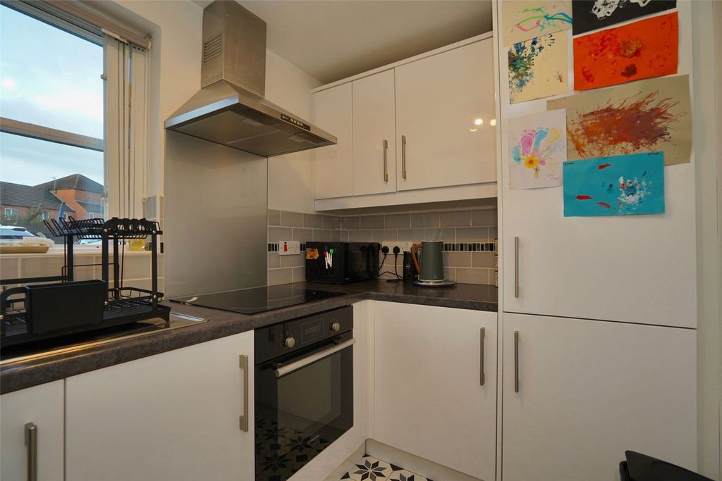 Property photo 3 of 10 Kitchen