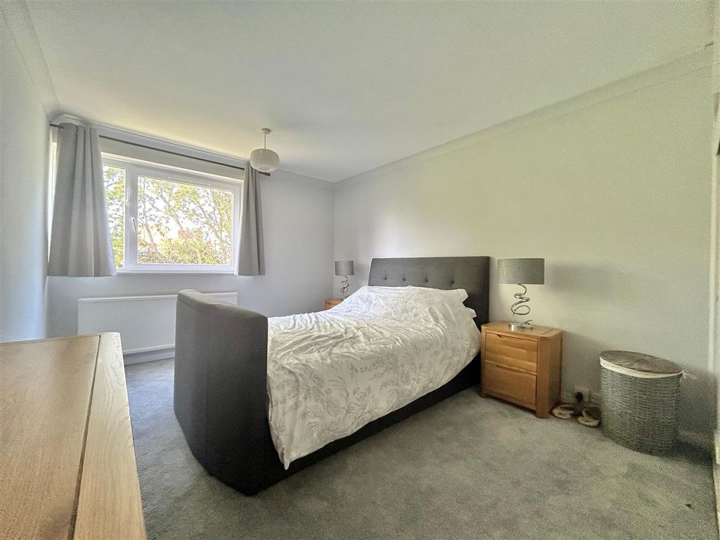 Property photo 3 of 9 Bed 1 (002).Jpg