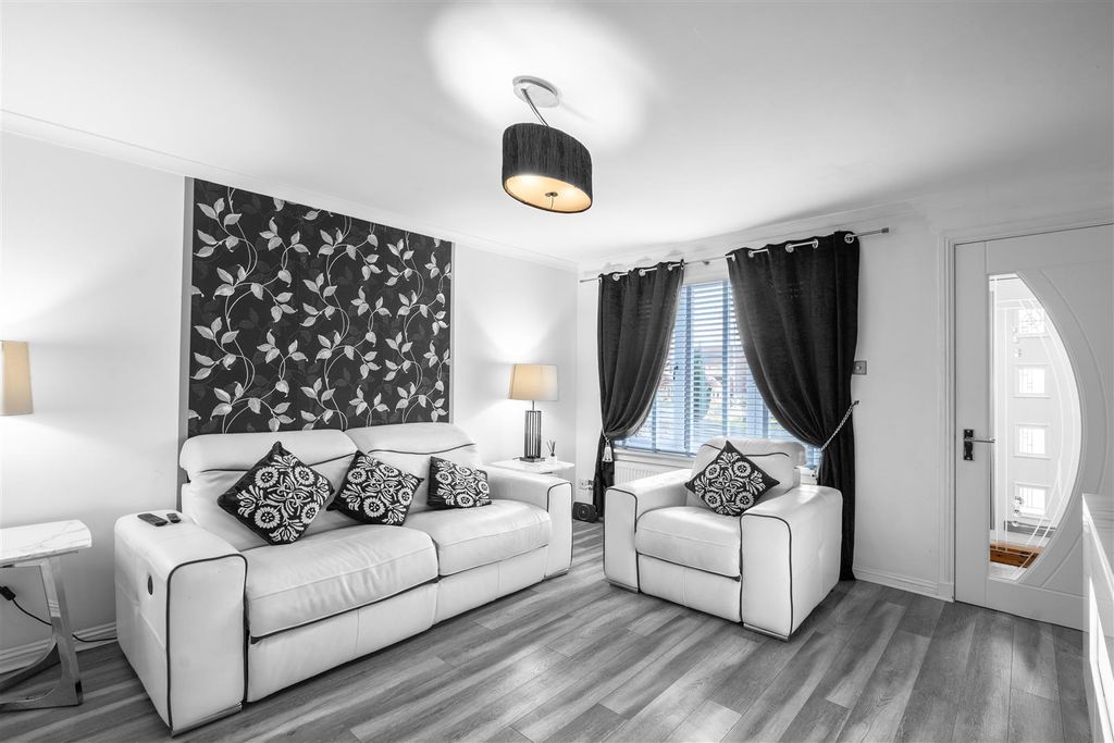 Property photo 3 of 22 Lounge.Jpg