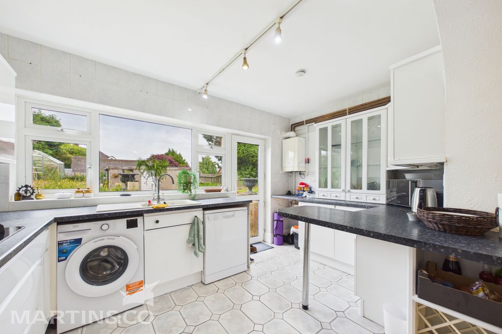 Property photo 2 of 10 Kitchen