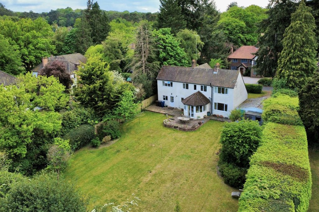 Property photo 2 of 18 Douglas Grove