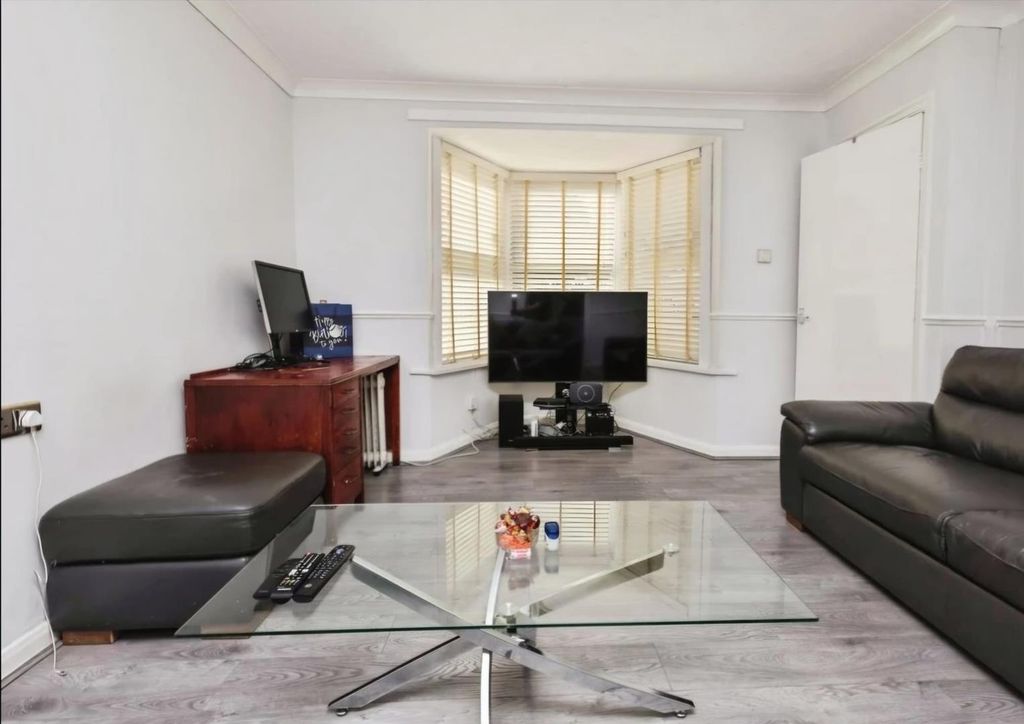 Property photo 3 of 11 Lounge