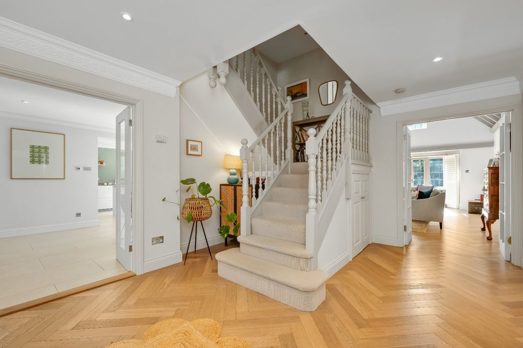 Property photo 2 of 27 Entrance Hall