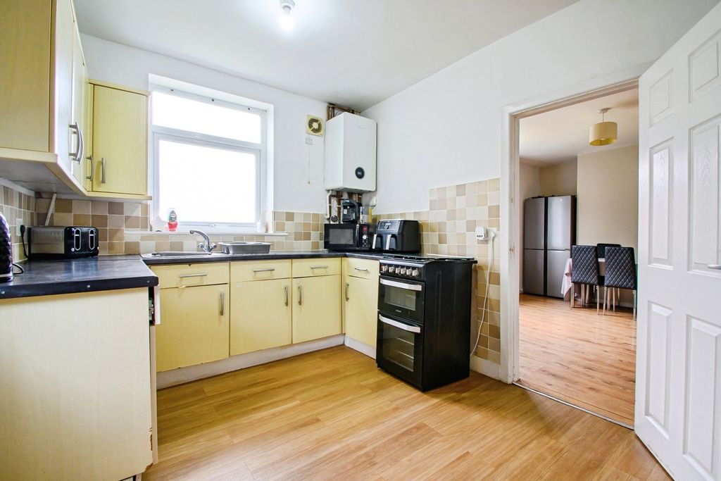 Property photo 2 of 8 Kitchen
