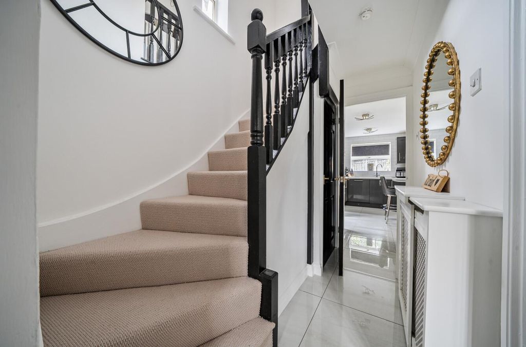 Property photo 3 of 19 Entrance Hallway