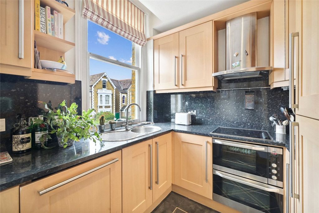 Property photo 2 of 6 Kitchen