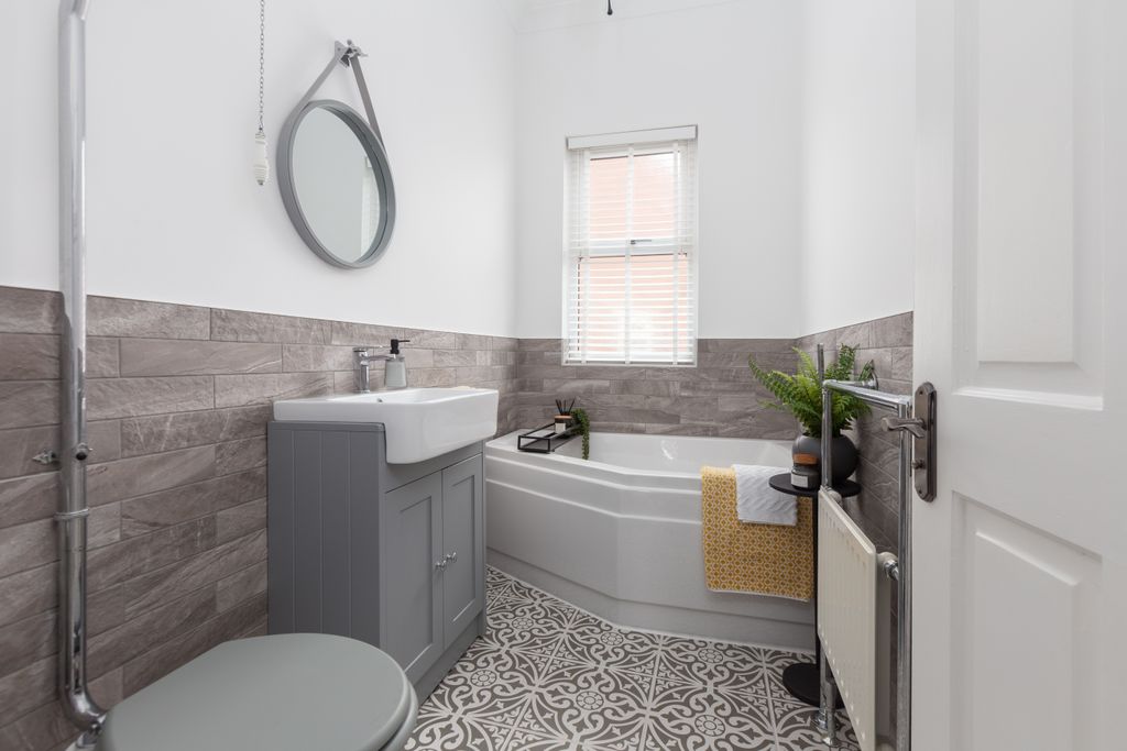 Property photo 3 of 29 121 Waterloo Road