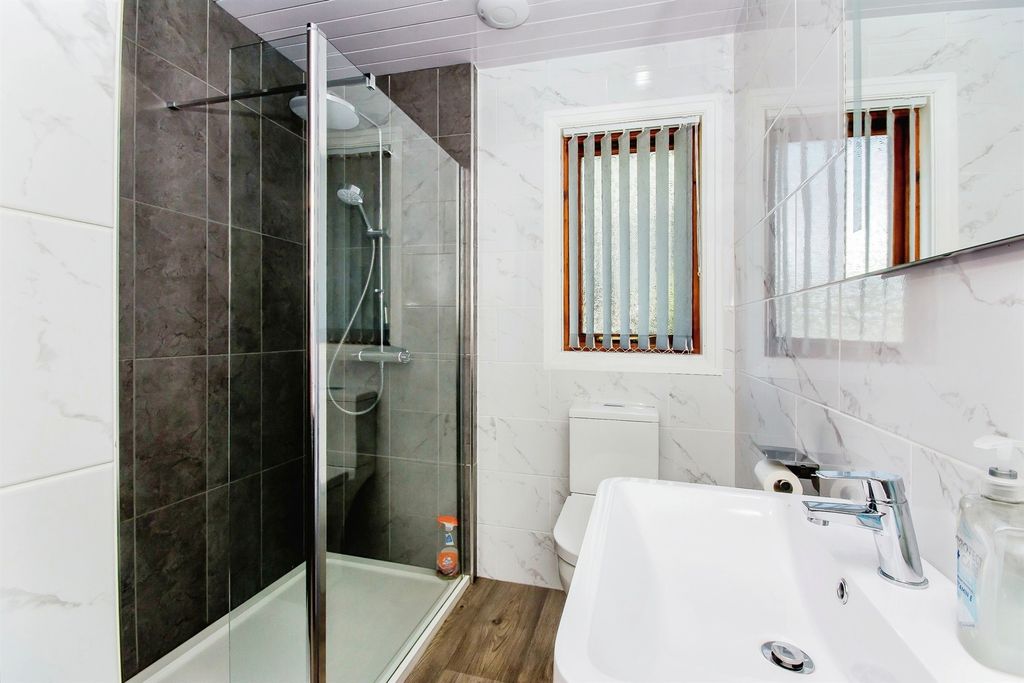 Property photo 3 of 15 Bathroom