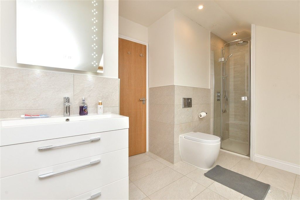 Property photo 2 of 16 En-Suite Shower Room
