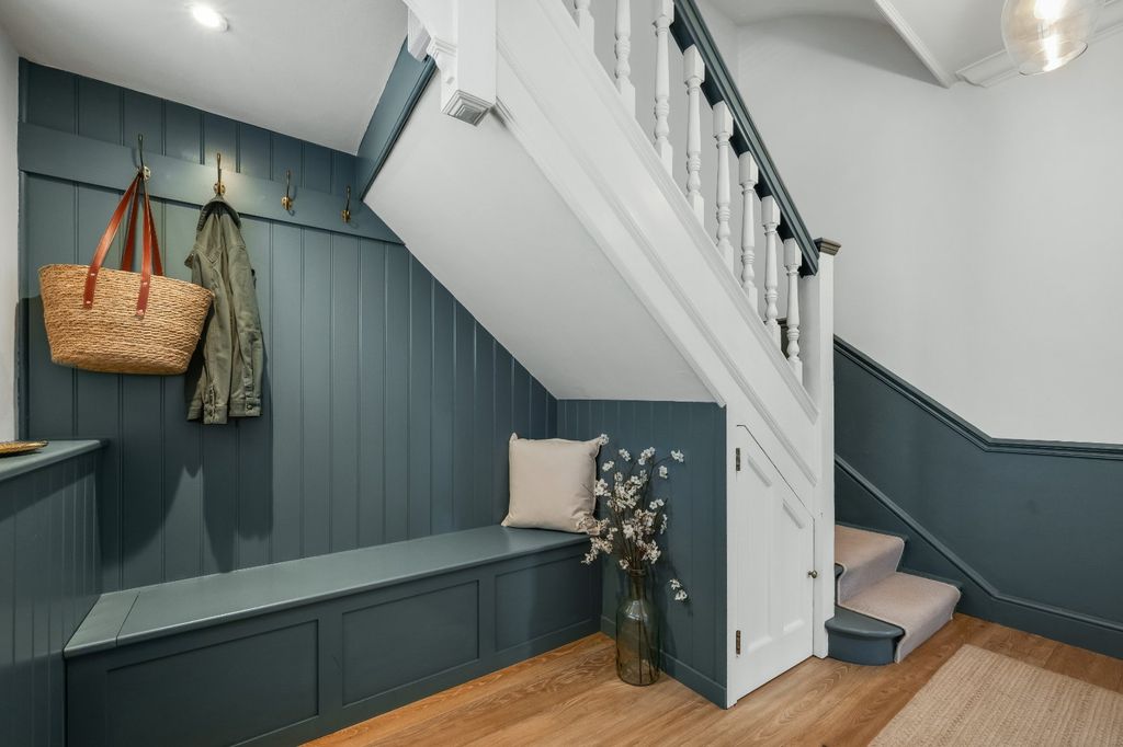 Property photo 3 of 25 Entrance Hall