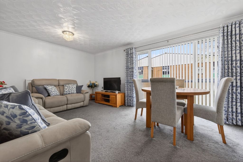 Property photo 2 of 18 4879803