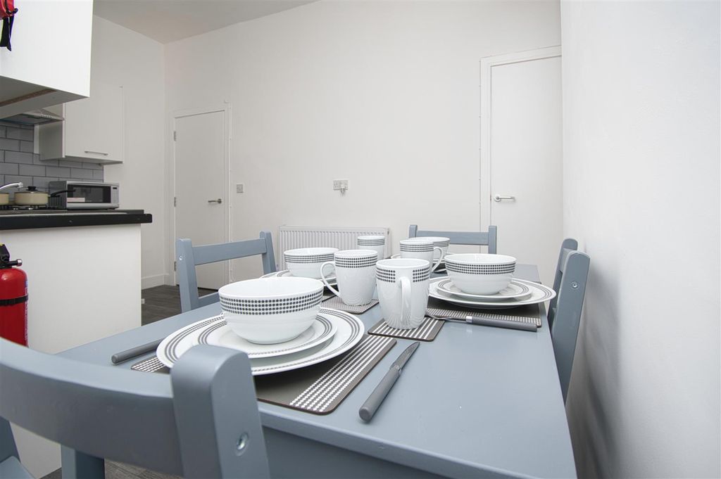 Property photo 3 of 27 3 - 38 Queensberry.Jpg