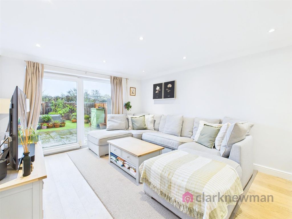 Property photo 3 of 11 Lounge