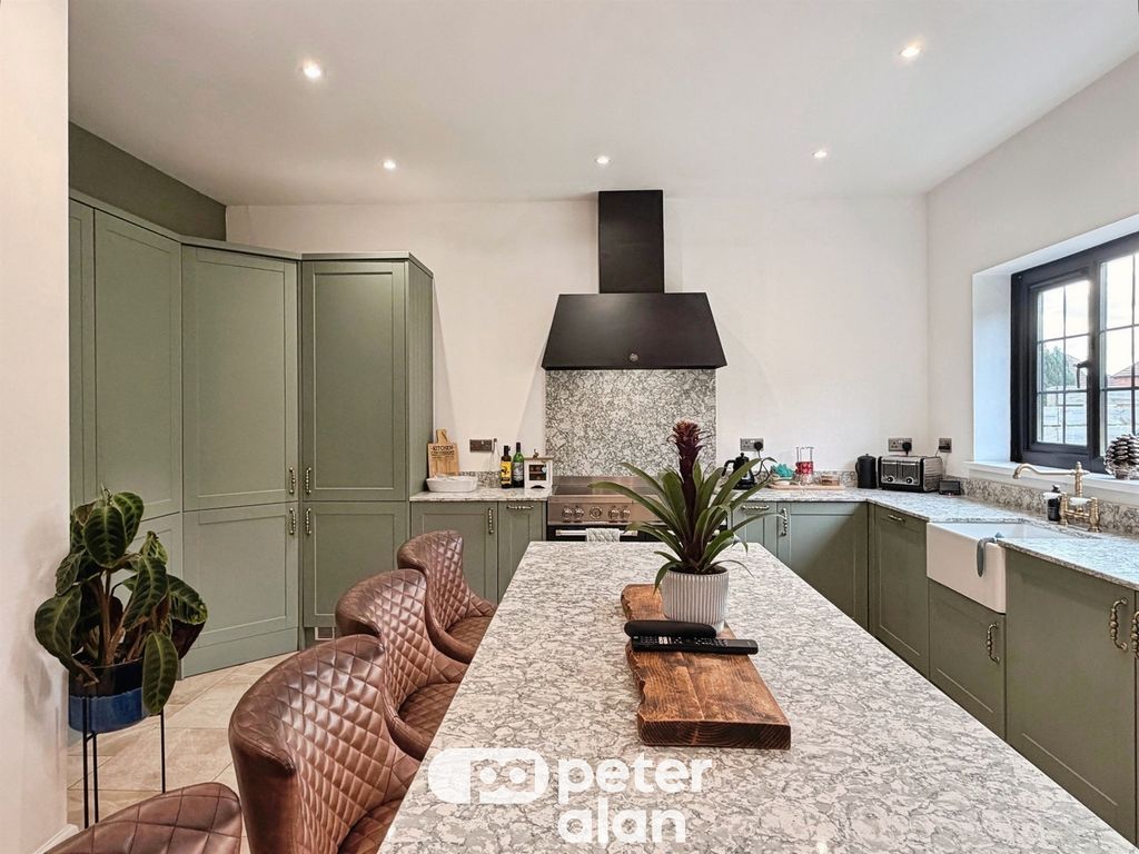 Property photo 2 of 28