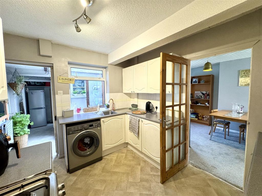 Property photo 3 of 20 Kitchen
