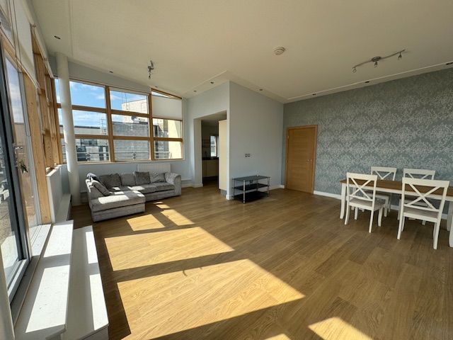 Property photo 1 of 11 Living Room