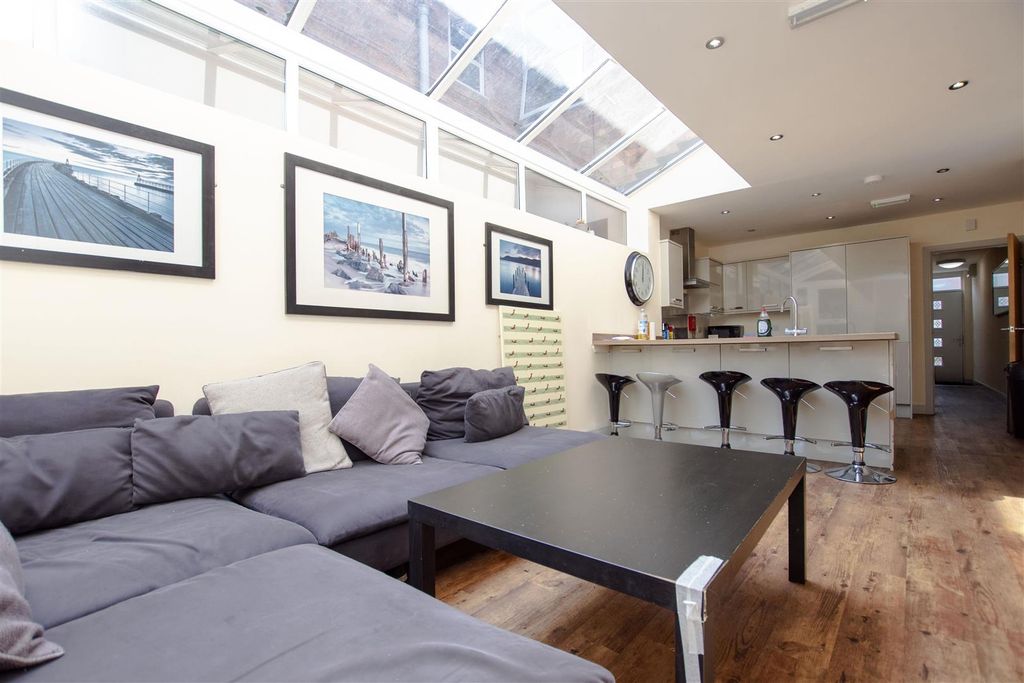 Property photo 1 of 12 Approach