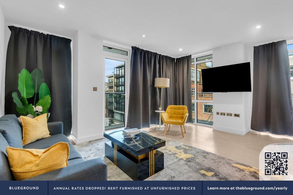 Property photo 3 of 20 Living Room