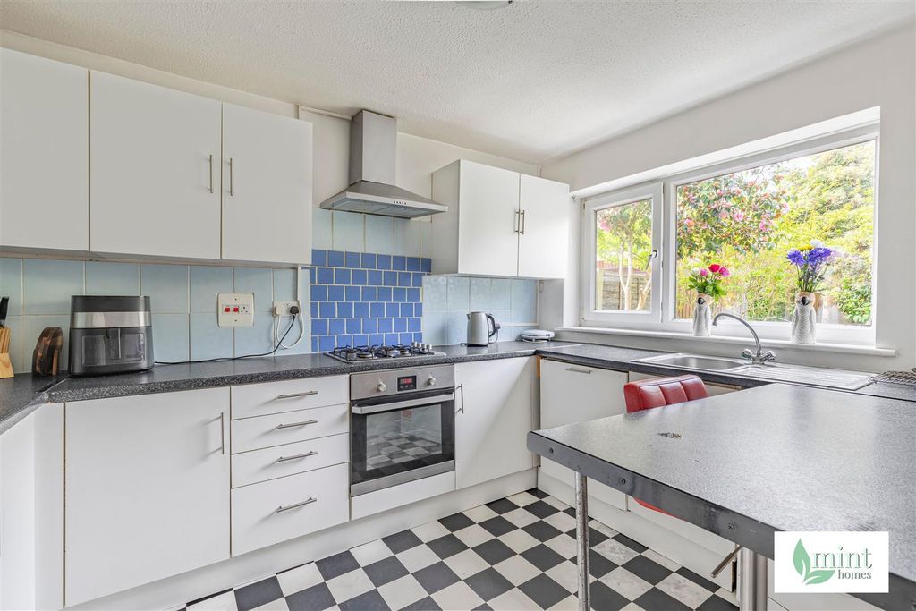 Property photo 2 of 10 Mint_-_Woodham_Lane-4.Jpg