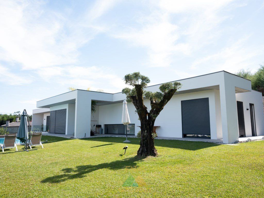 Property photo 1 of 60 4 Bedroom Villa Modern Design & Luxury