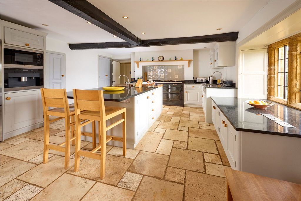 Property photo 3 of 19 Kitchen/Breakfast