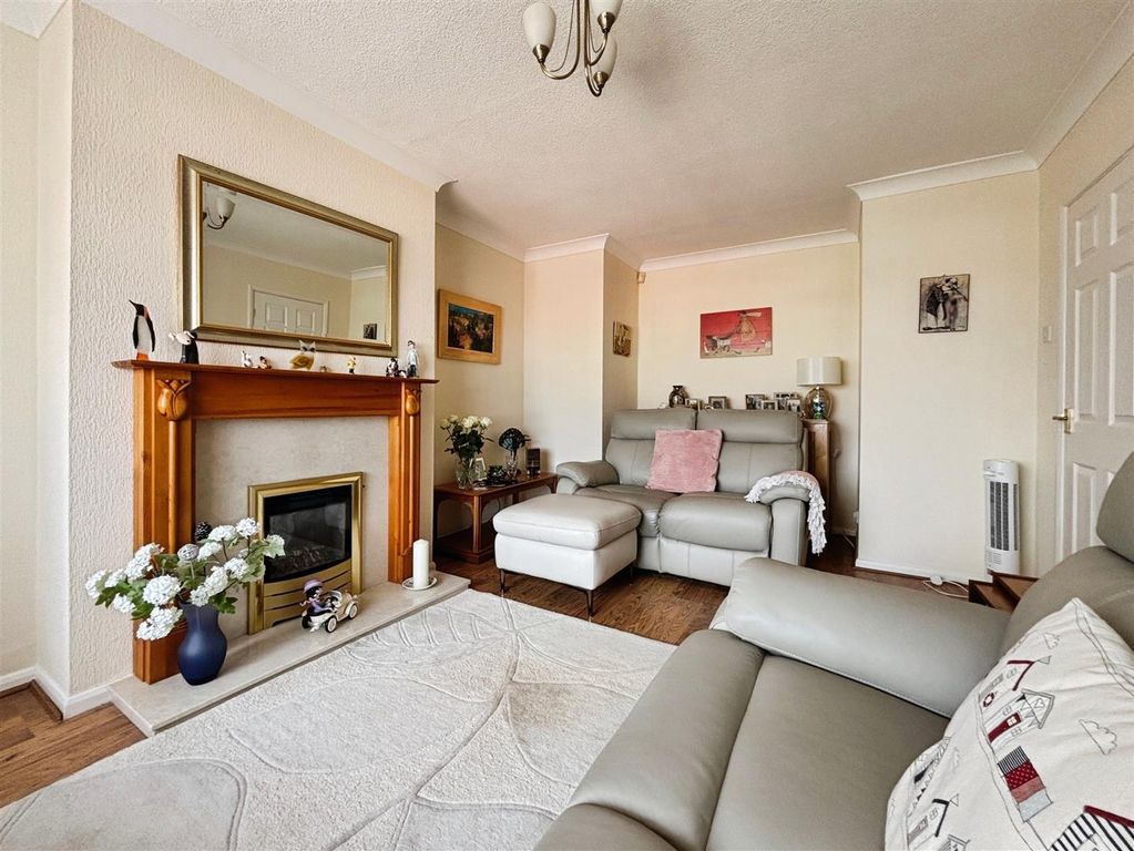 Property photo 3 of 20 Lounge V2.Jpg