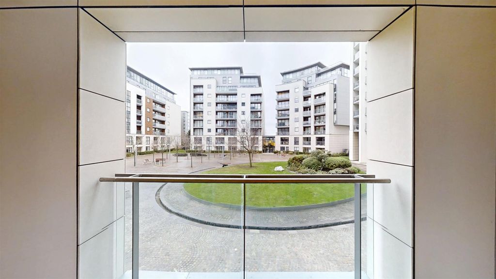 Property photo 3 of 19 Francis-House-Kew-Bridge-West-12122025_105345.Jpg