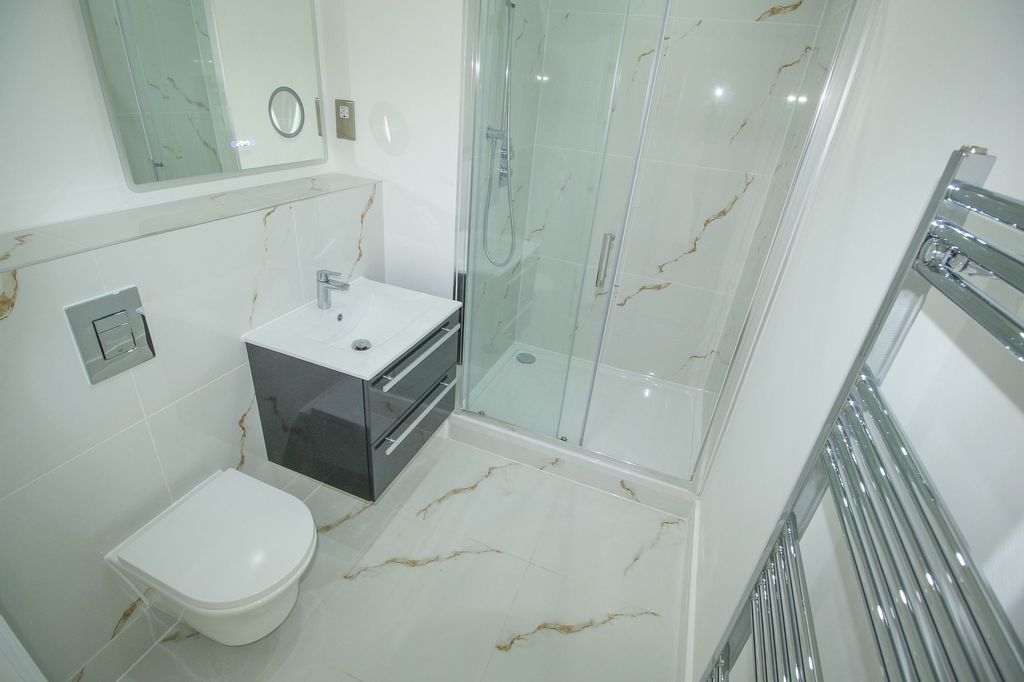 Property photo 3 of 7 Bathroom