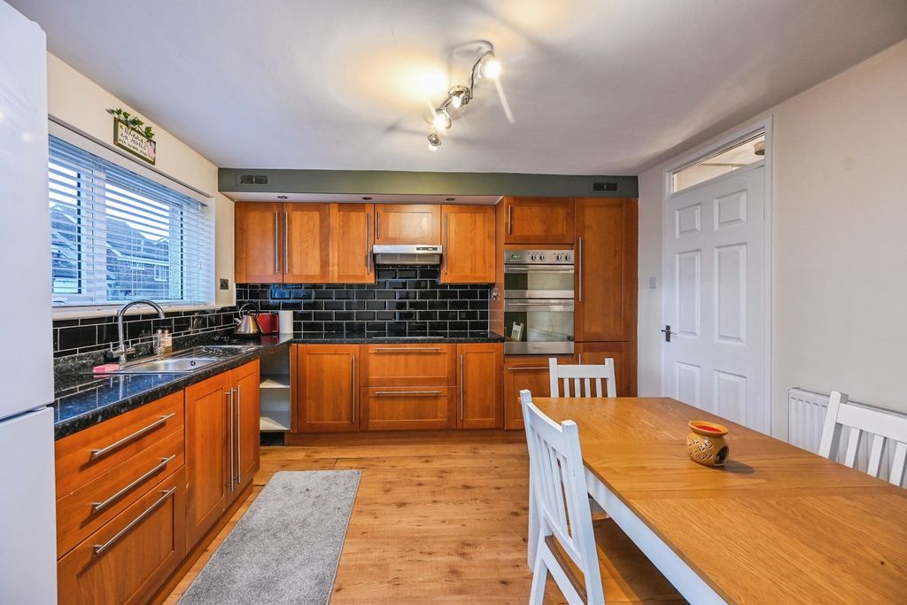 Property photo 2 of 8 Kitchen