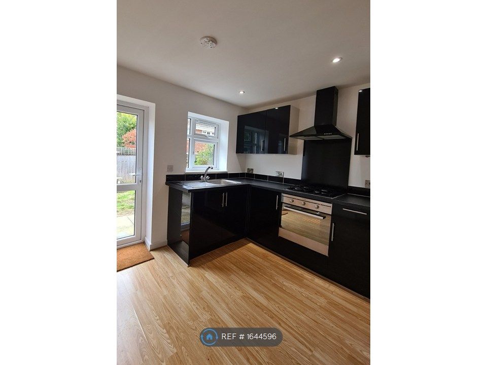 Property photo 3 of 8 Kitchen