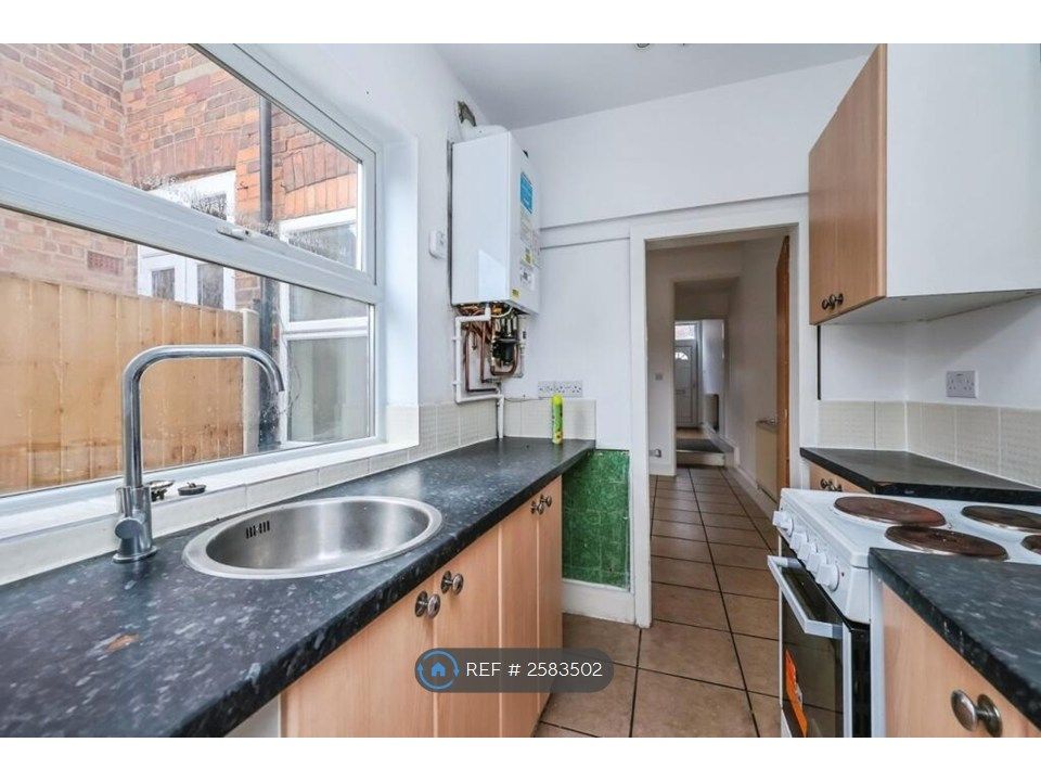 Property photo 3 of 11 Kitchen