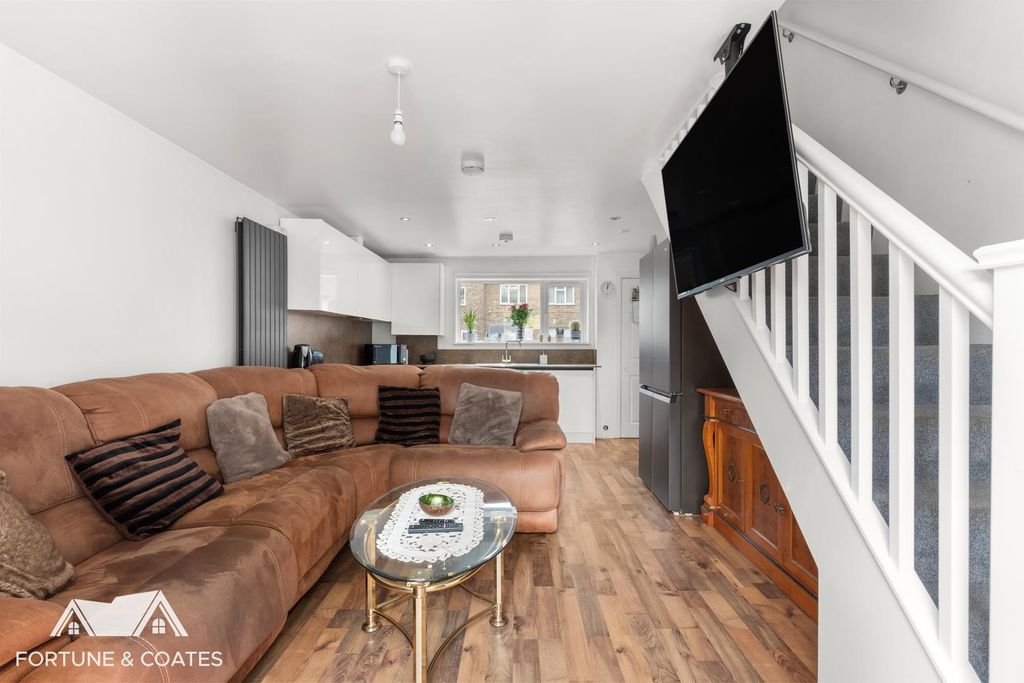 Property photo 3 of 20 Ladyshot_11.Jpg