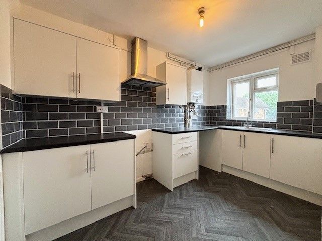 Property photo 2 of 6 Kitchen