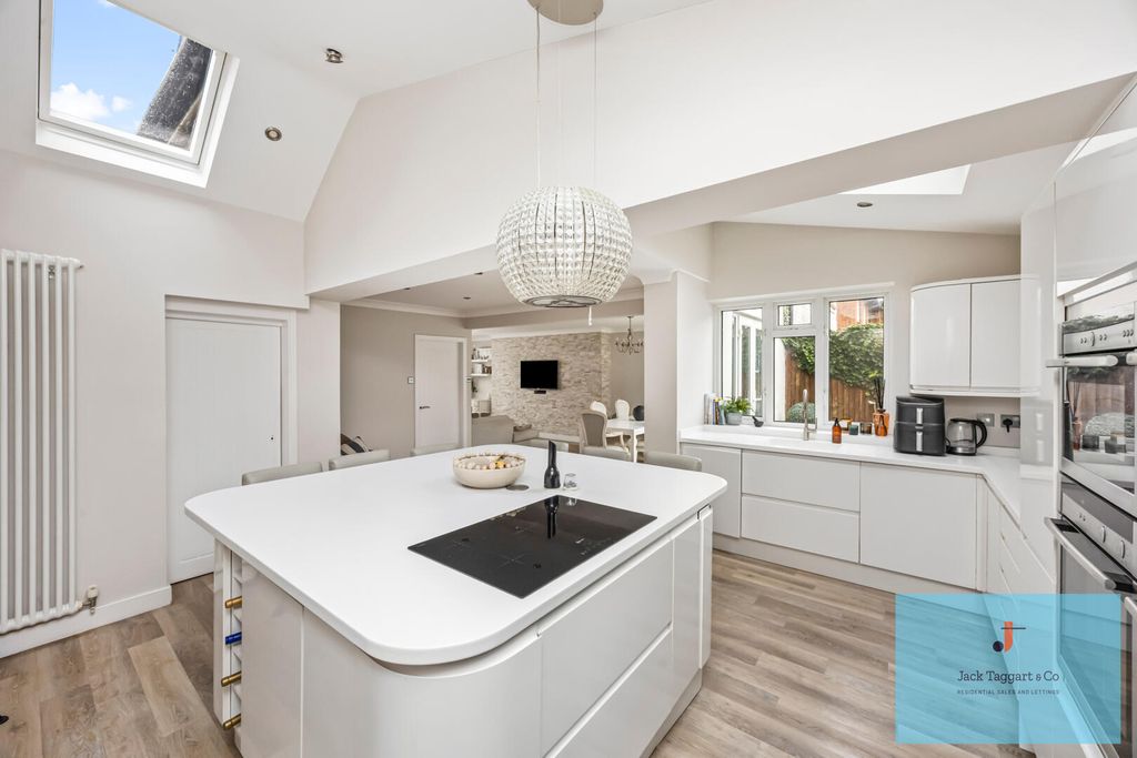 Property photo 3 of 23 Kitchen