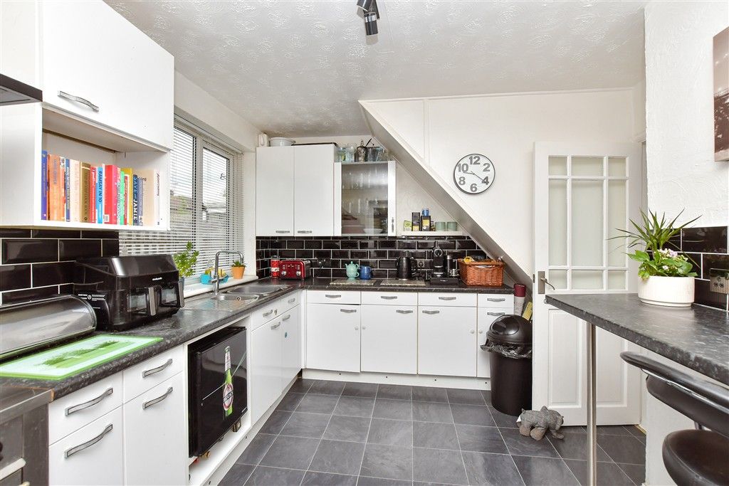 Property photo 3 of 10 Kitchen