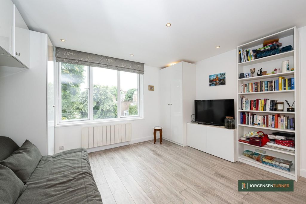 Property photo 3 of 11 Courtleigh 14-009 Lr - Jt.Jpg
