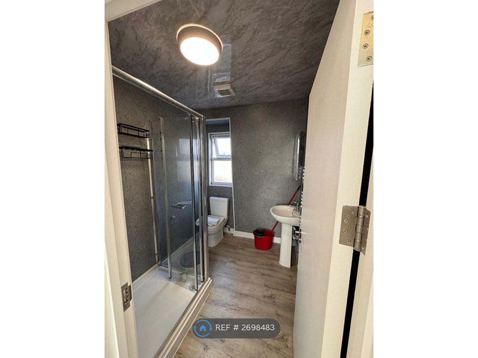 Property photo 2 of 12 Bathroom / Toilet