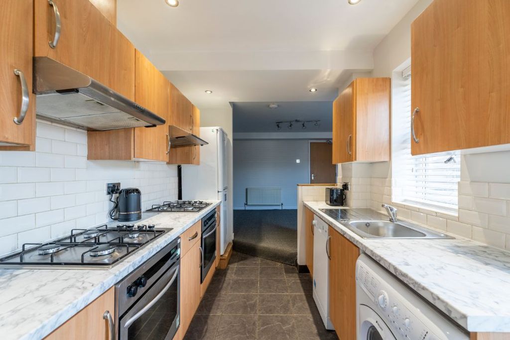 Property photo 2 of 16 101Cr - Kitchen