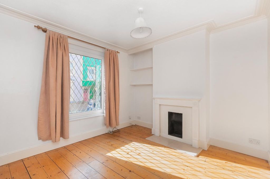 Property photo 3 of 34 6S1Ctn- Living Room C.Jpg