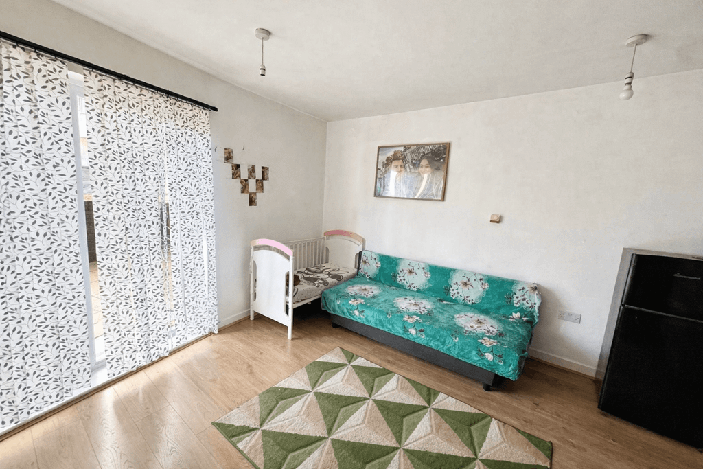 Property photo 1 of 4 1 Bed Flat To Rent Peebles Court, London Cr0