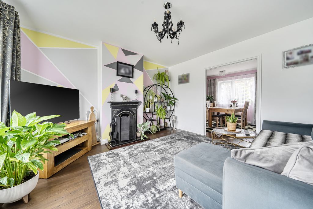 Property photo 2 of 11 14356901069c6Bee8A1696