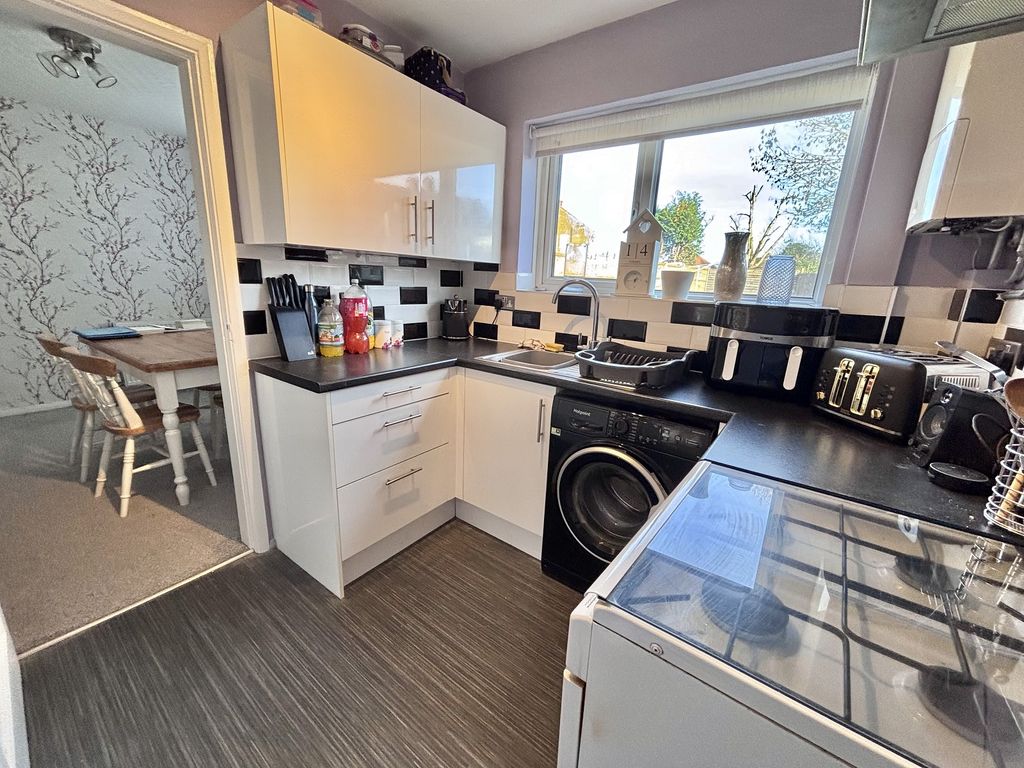 Property photo 2 of 11 Kitchen