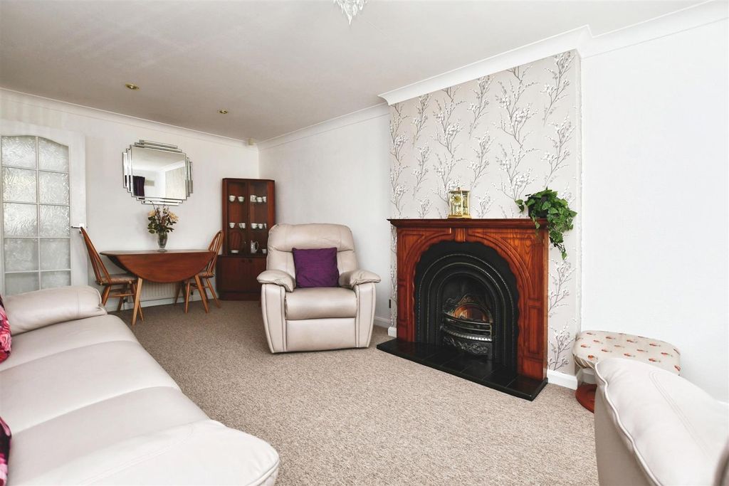 Property photo 3 of 24 Lounge
