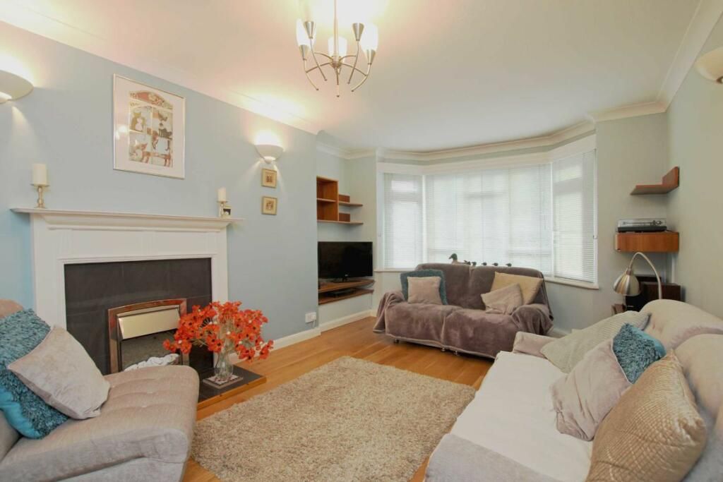 Property photo 3 of 8 Lounge