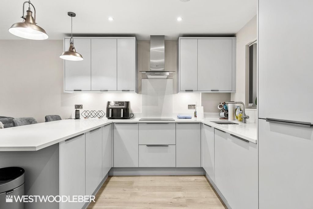 Property photo 3 of 21 Astoriaplace_20.Jpg