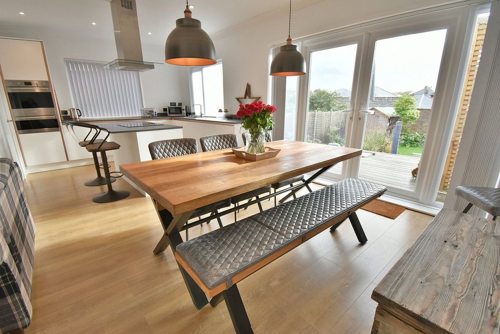 Property photo 3 of 28