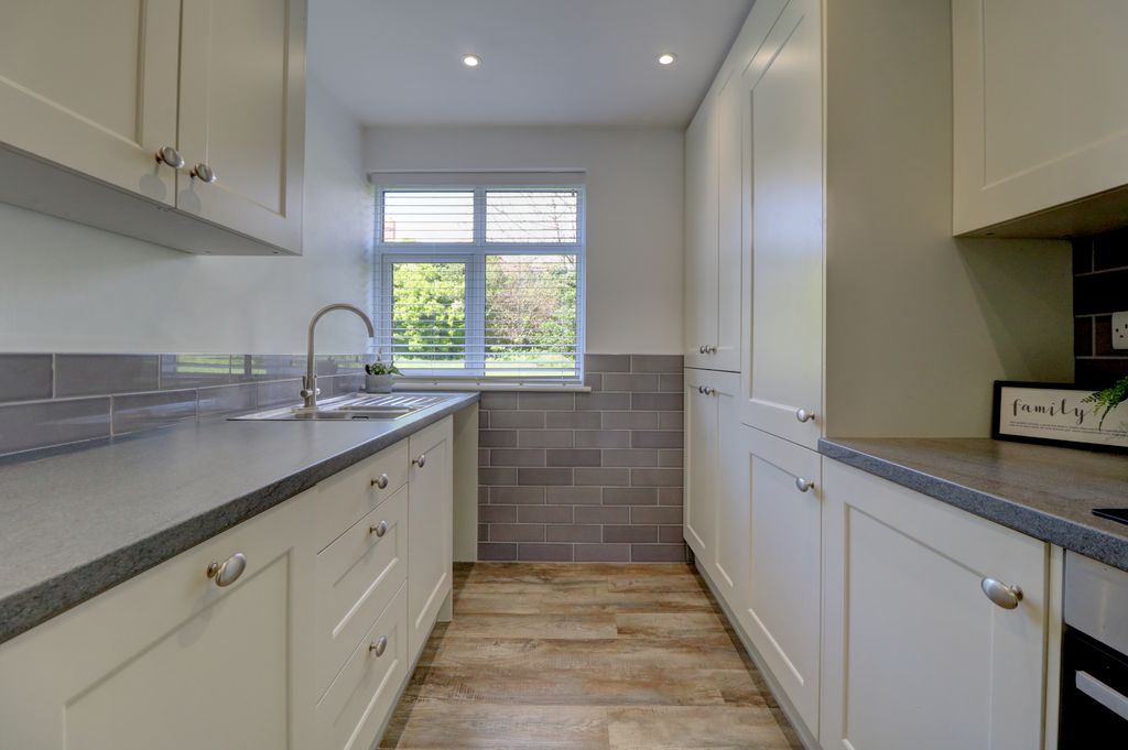Property photo 2 of 9 Kitchen