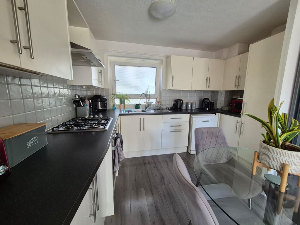 Property photo 3 of 7 Kitchen