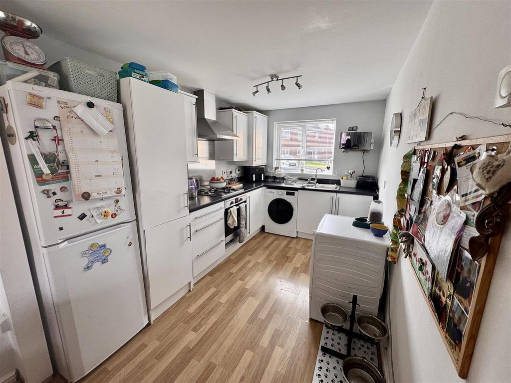 Property photo 3 of 13 Kitchen