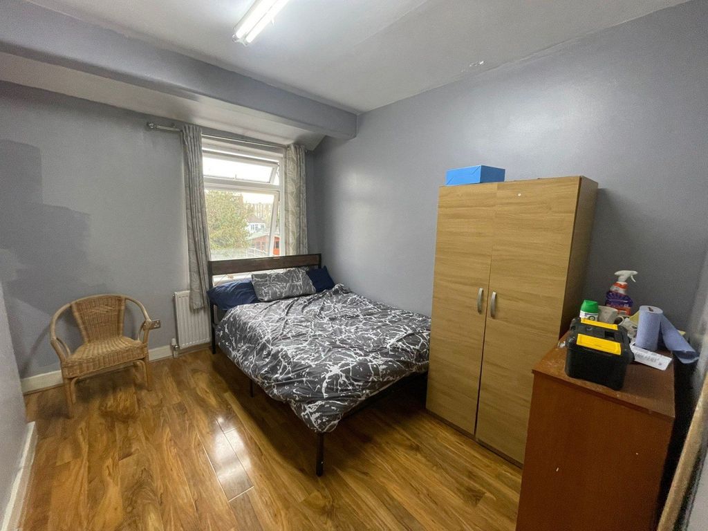 Property photo 1 of 3 Double Room In Shared House Close To Goodmayes Station-